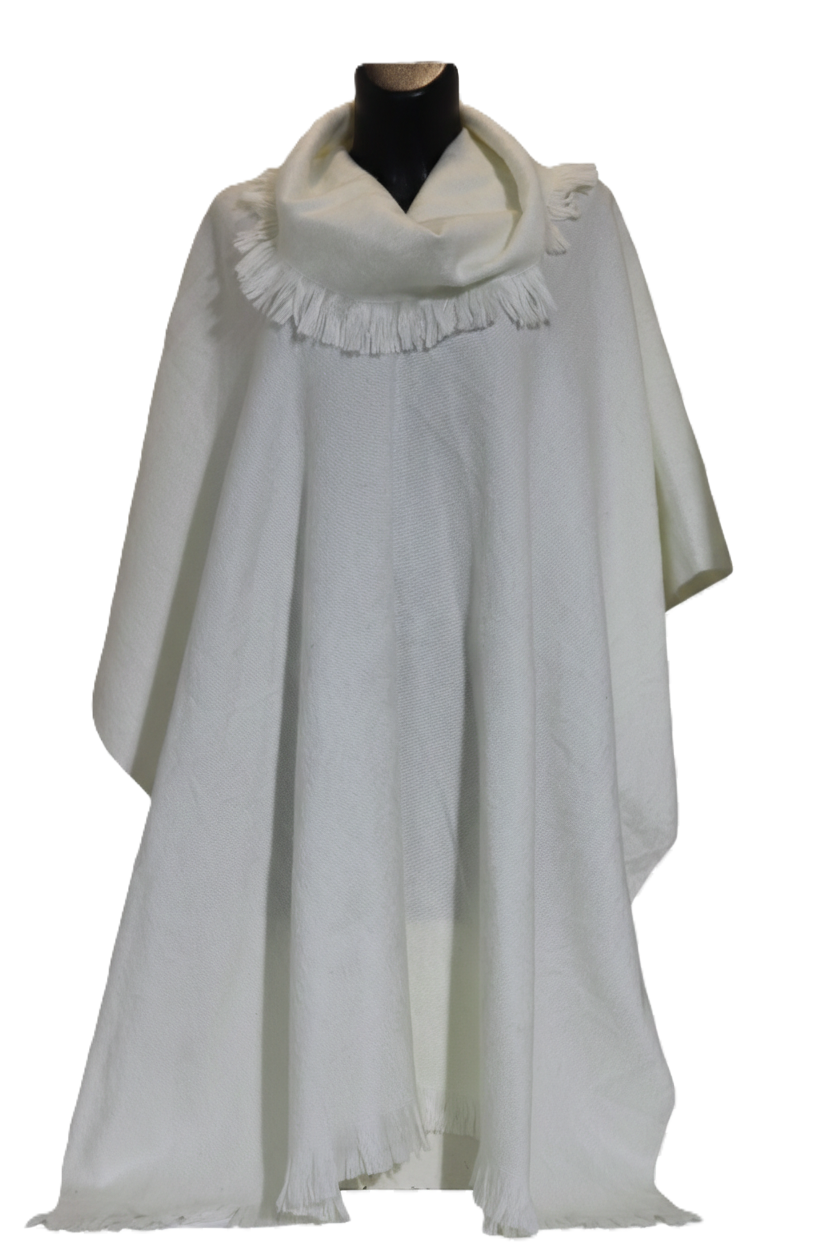 Poncho cerrado con cuello tortuga color blanco