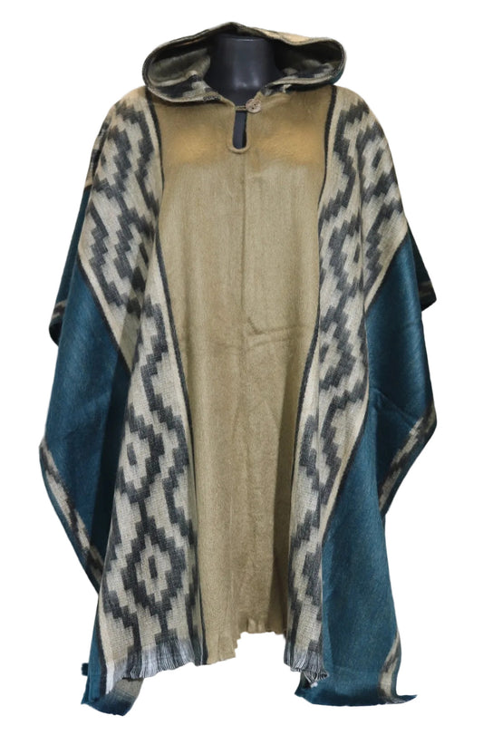 Poncho cerrado con capucha beige laterales azul