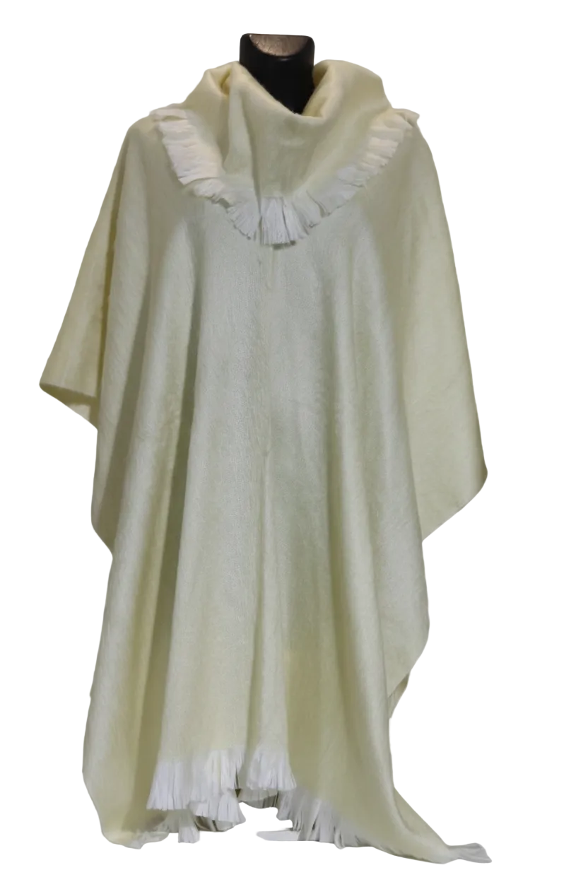 Poncho cerrado con cuello tortuga color hueso