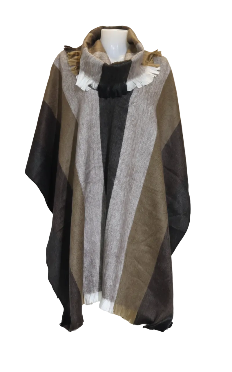 Poncho cerrado con cuello tortuga color marron