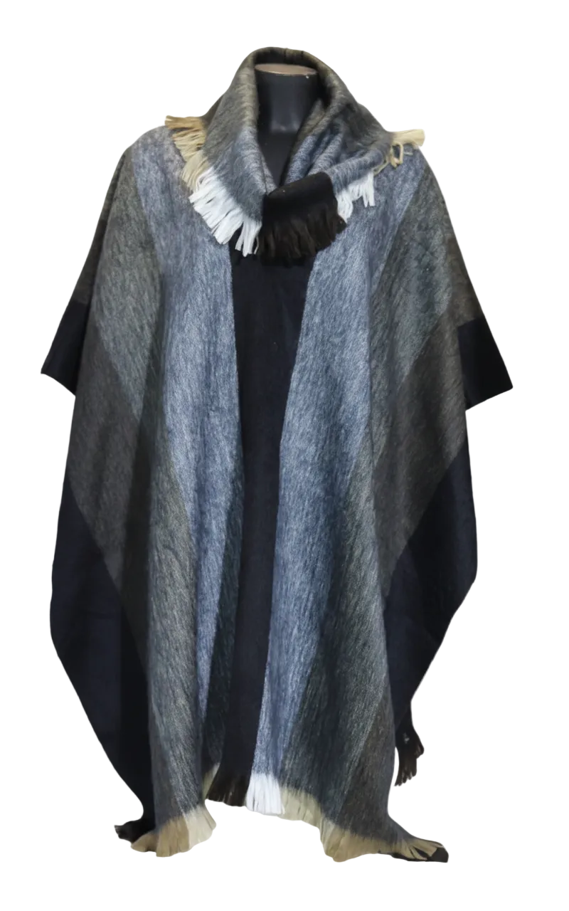 Poncho cerrado con cuello tortuga color negro