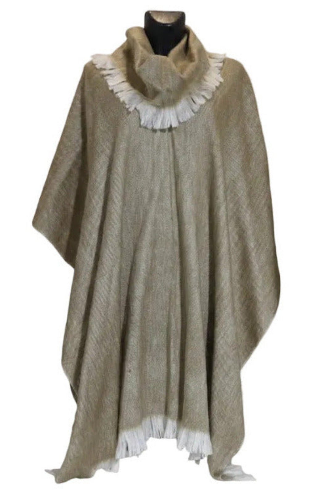 Poncho cerrado con cuello tortuga beige hecho a mano