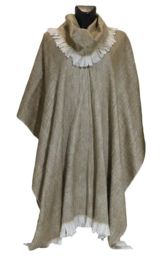 Poncho cerrado con cuello tortuga beige hecho a mano